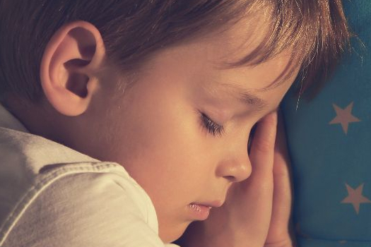 Amélioration du sommeil chez un enfant grâce aux lunettes GoodNight